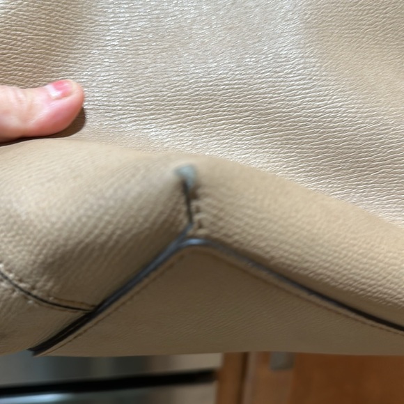 Beautiful tan leather Burberry large zipper tote shoulder bag w check interior - Picture 7 of 15